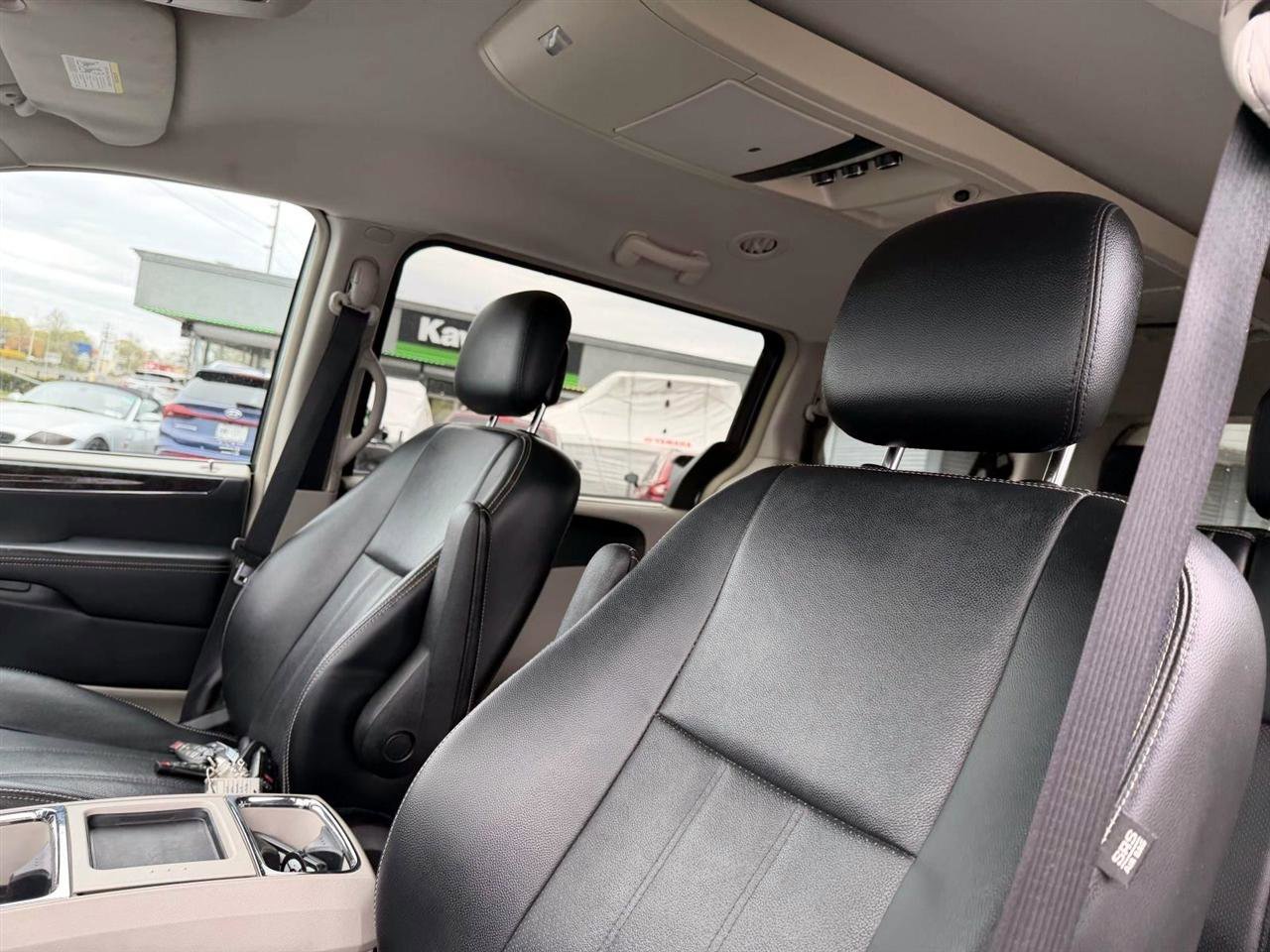 Used 2013 Chrysler Town & Country Touring-L w/ Driver Convenience Group FWD image 10