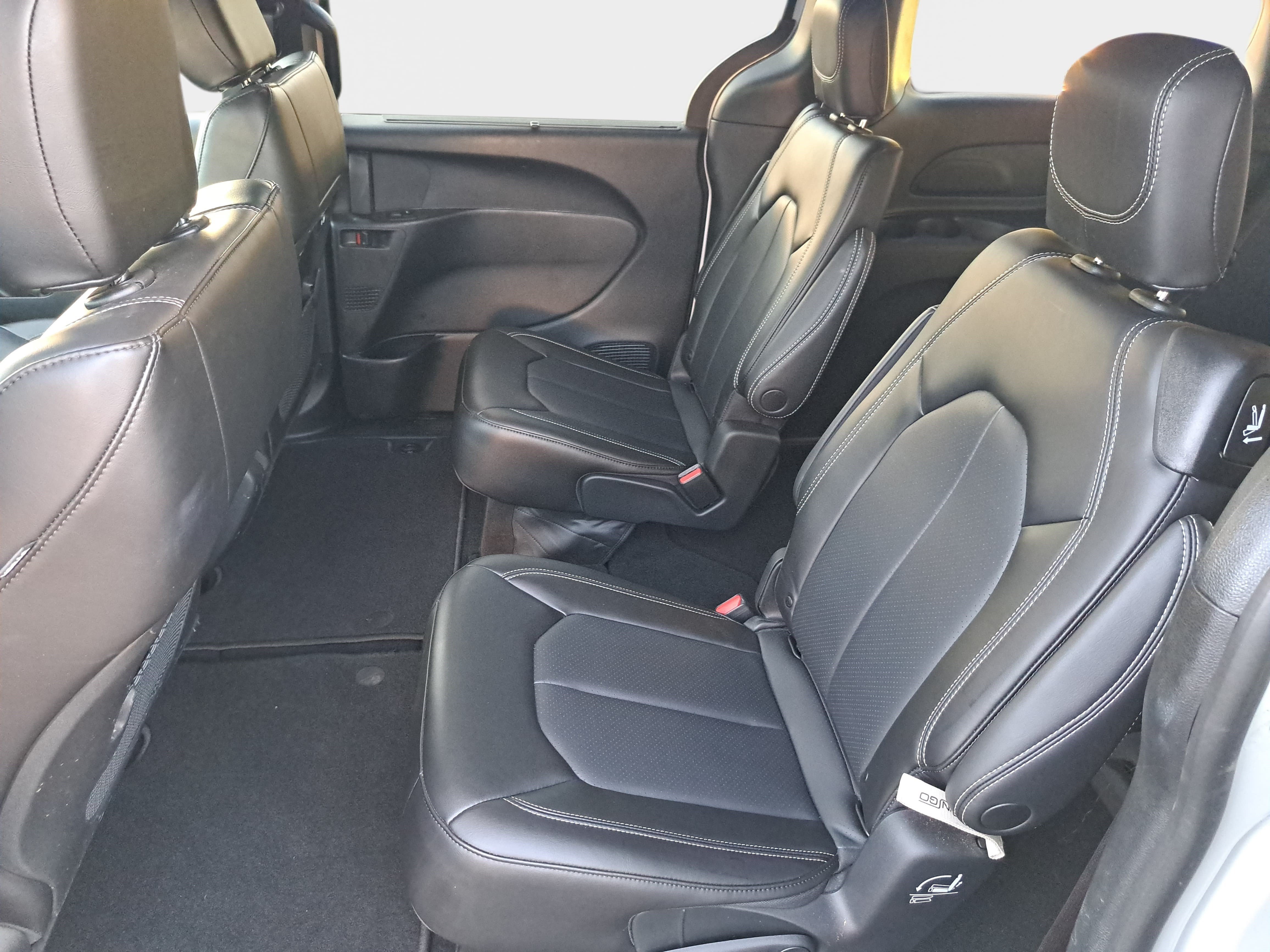 Used 2023 Chrysler Pacifica Touring-L w/ S Appearance Package AWD/4WD image 16