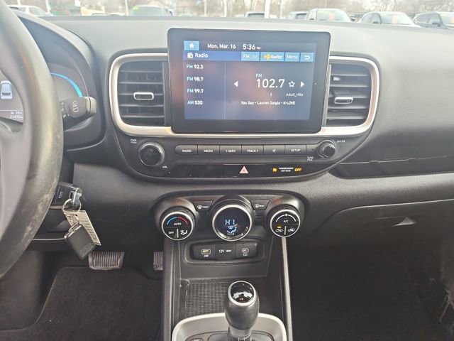Used 2023 Hyundai Venue SEL image 18