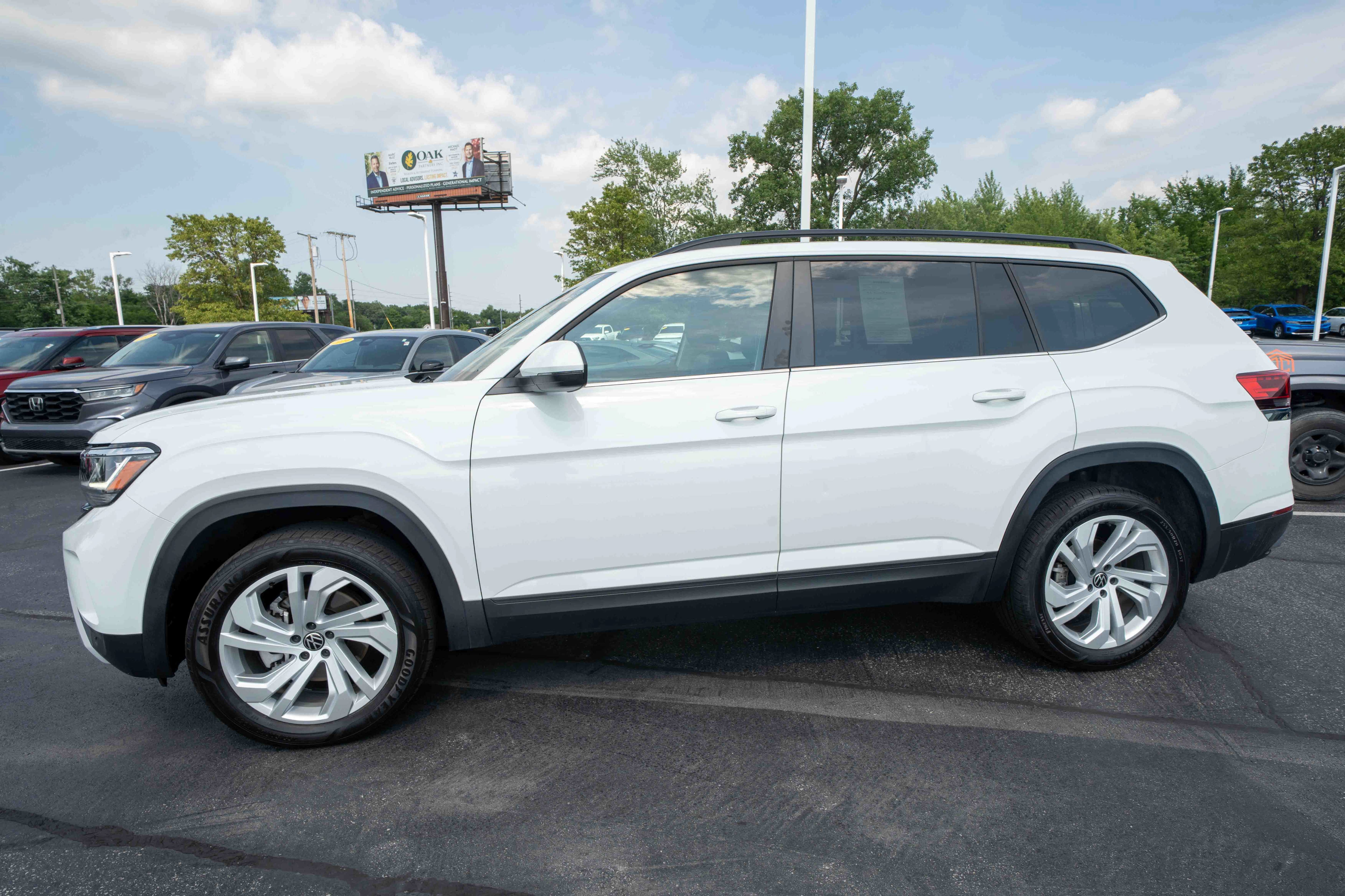 Used 2023 Volkswagen Atlas SE w/ Panoramic Sunroof Package AWD/4WD image 3