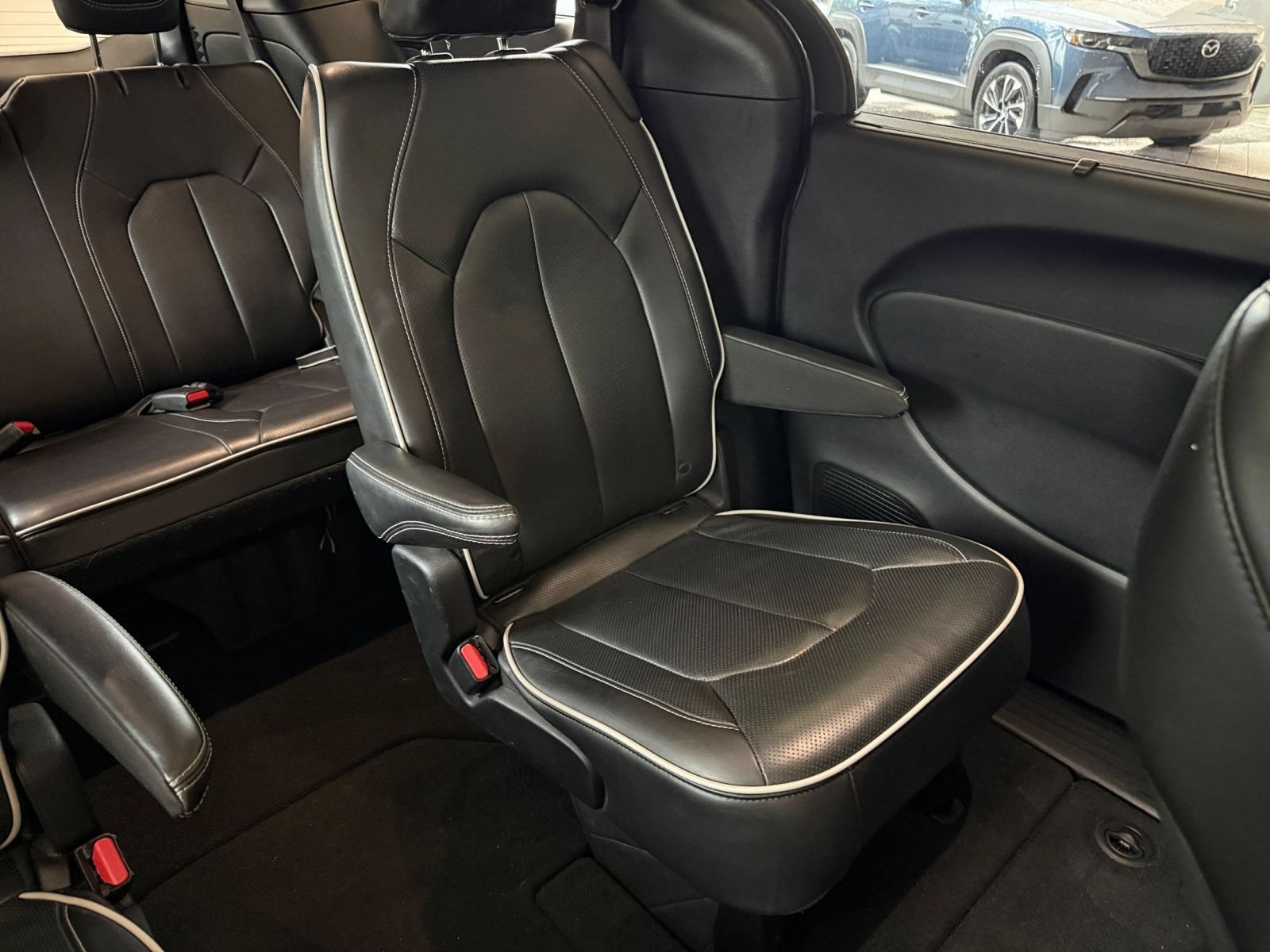 Used 2025 Chrysler Pacifica Limited FWD image 51
