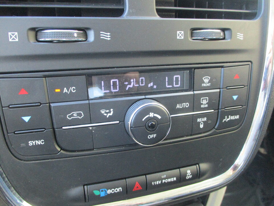 Used 2015 Chrysler Town & Country Touring FWD image 25
