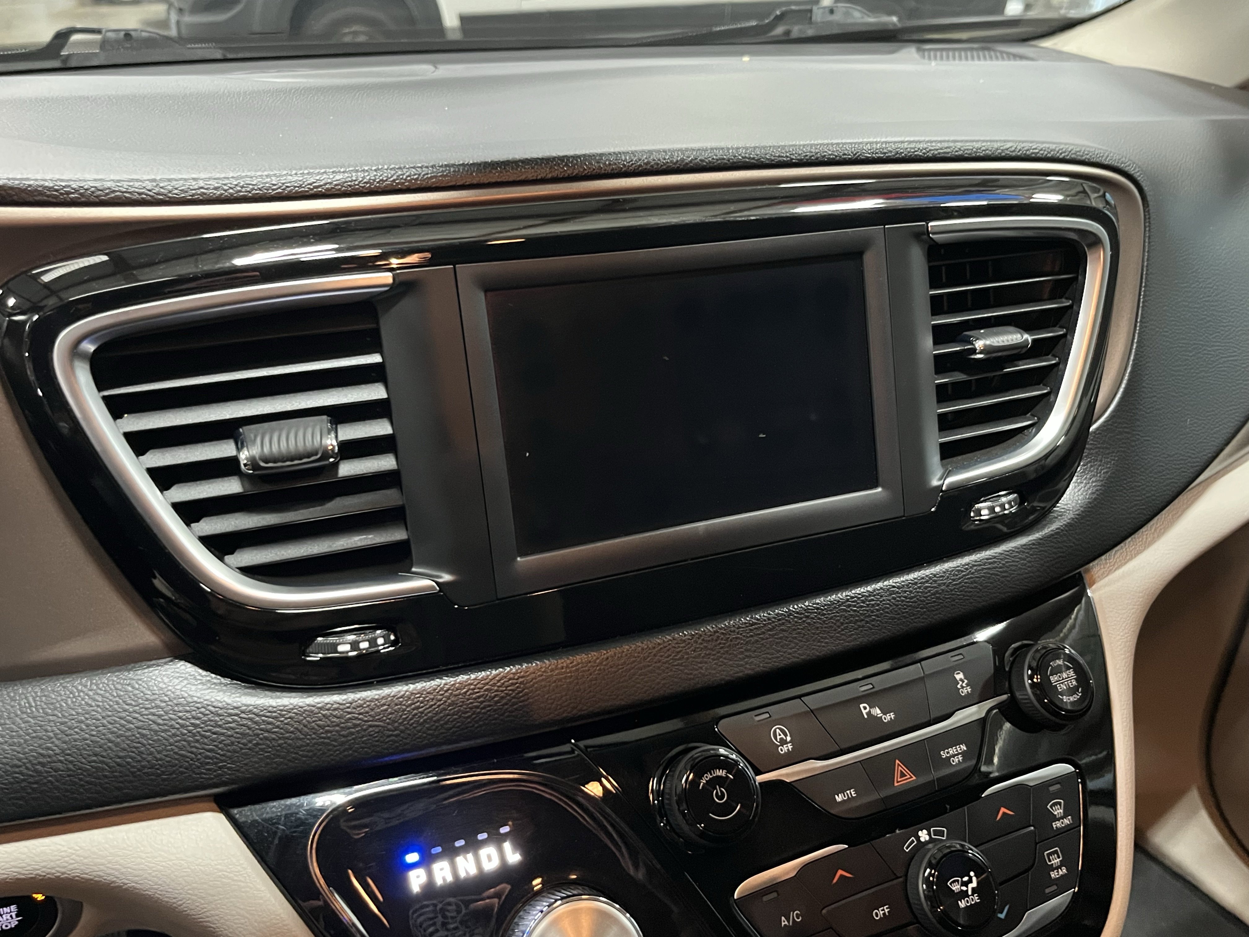 Used 2020 Chrysler Voyager L image 23