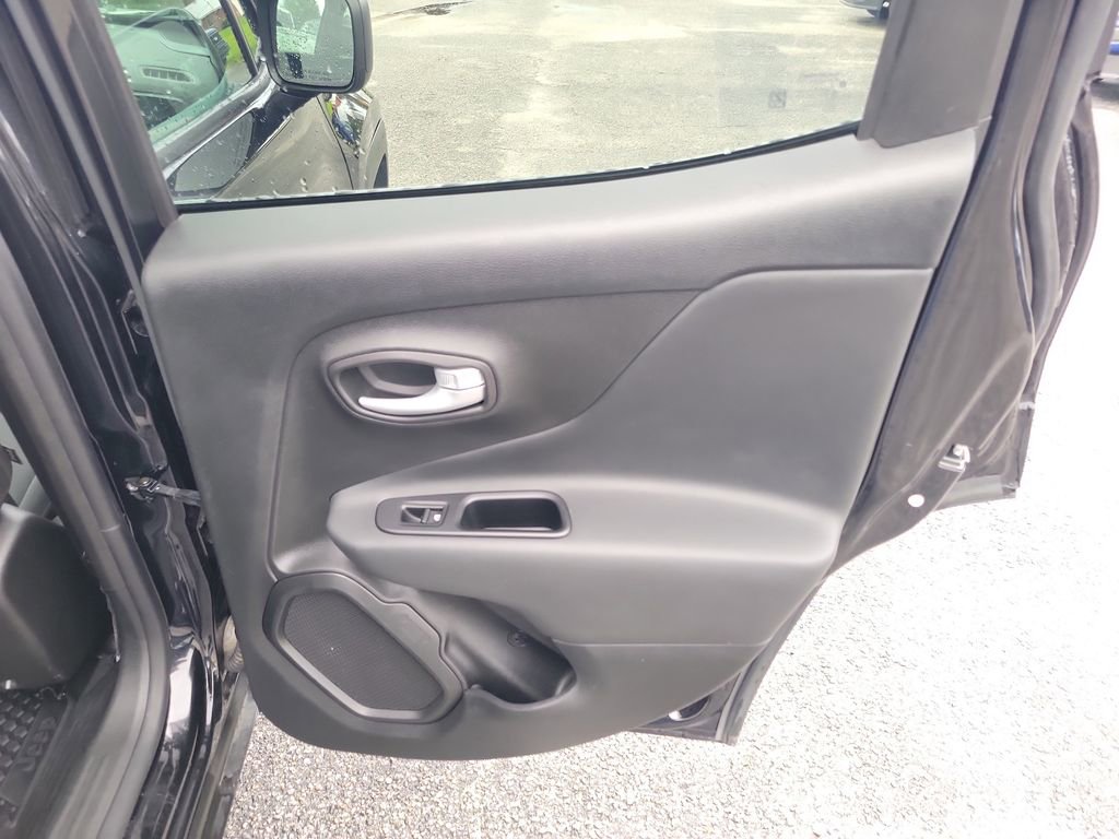 Used 2023 Jeep Renegade Latitude AWD/4WD image 34