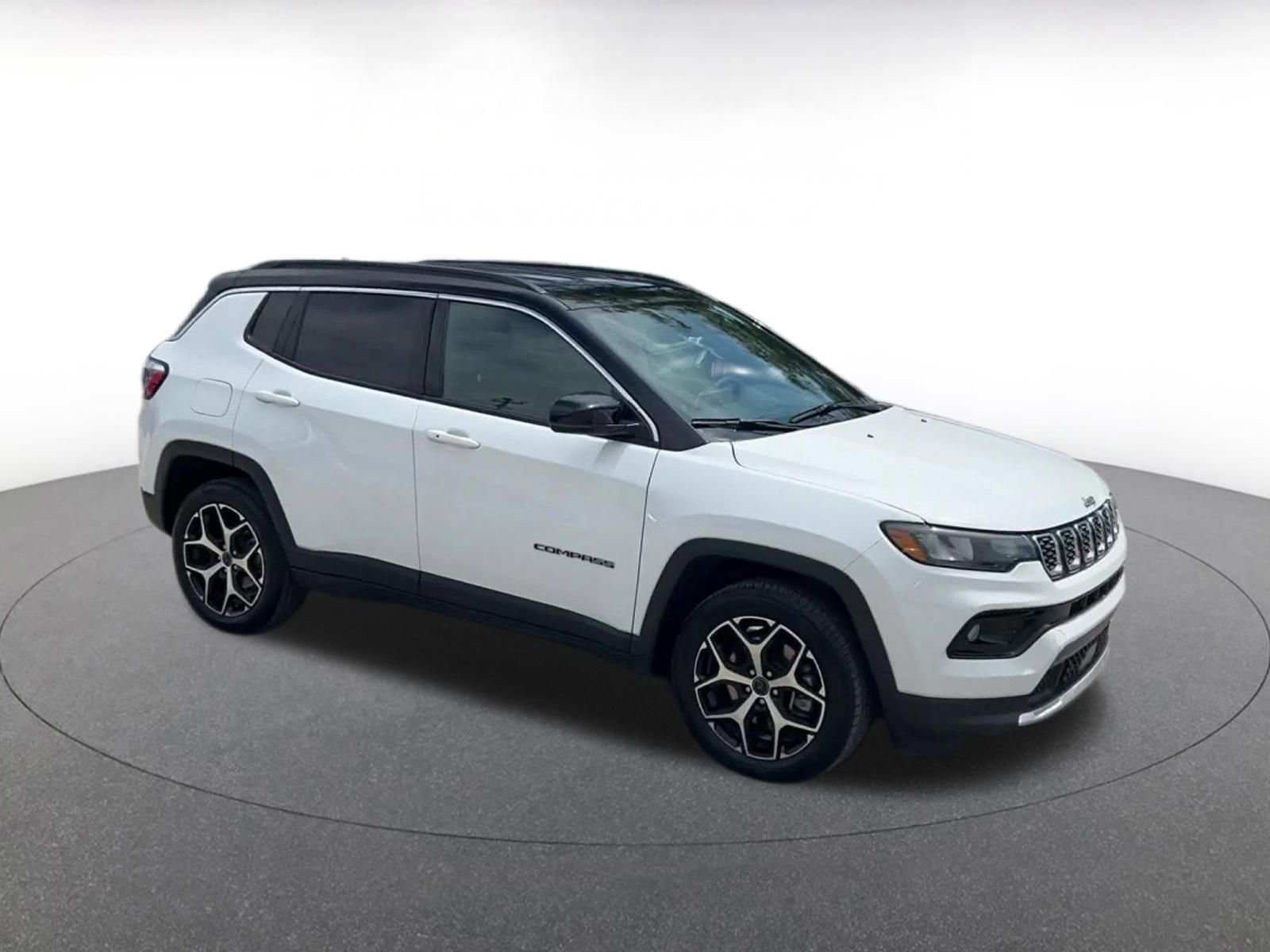 Used 2025 Jeep Compass Limited AWD/4WD image 2