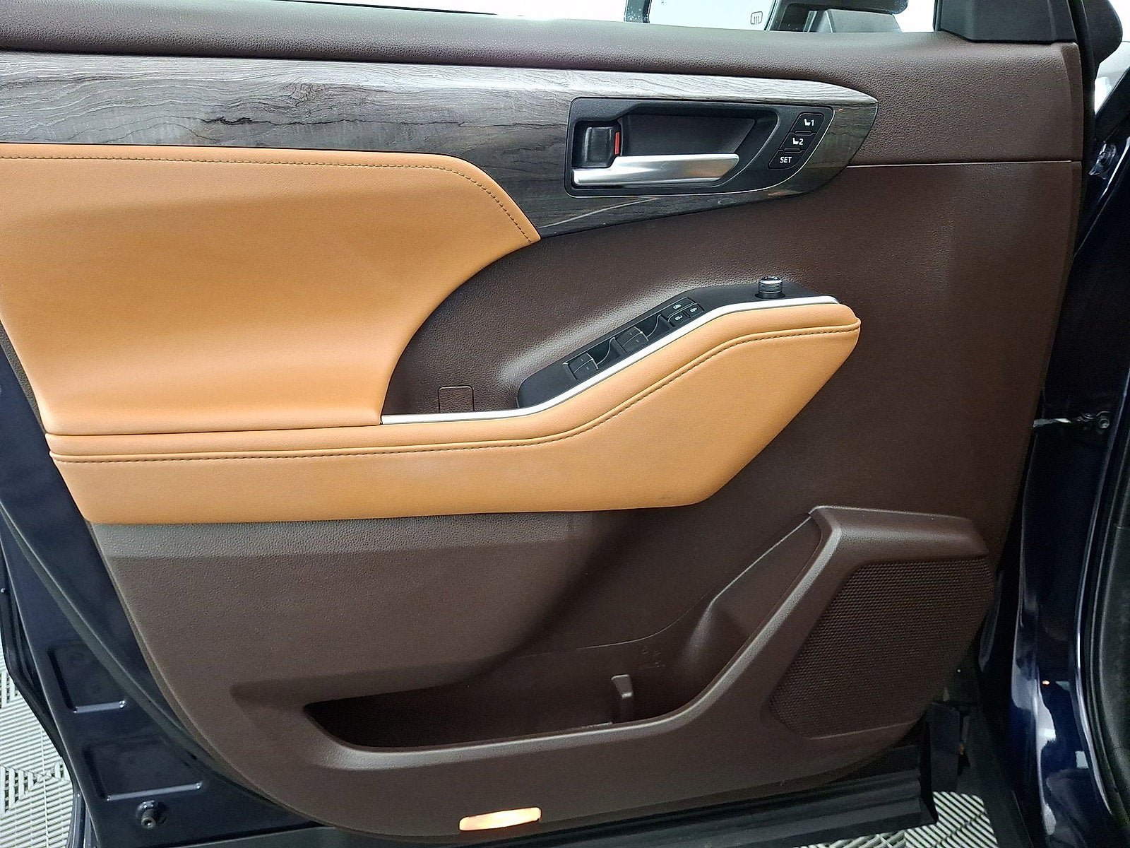 Certified 2020 Toyota Highlander Platinum AWD/4WD image 2