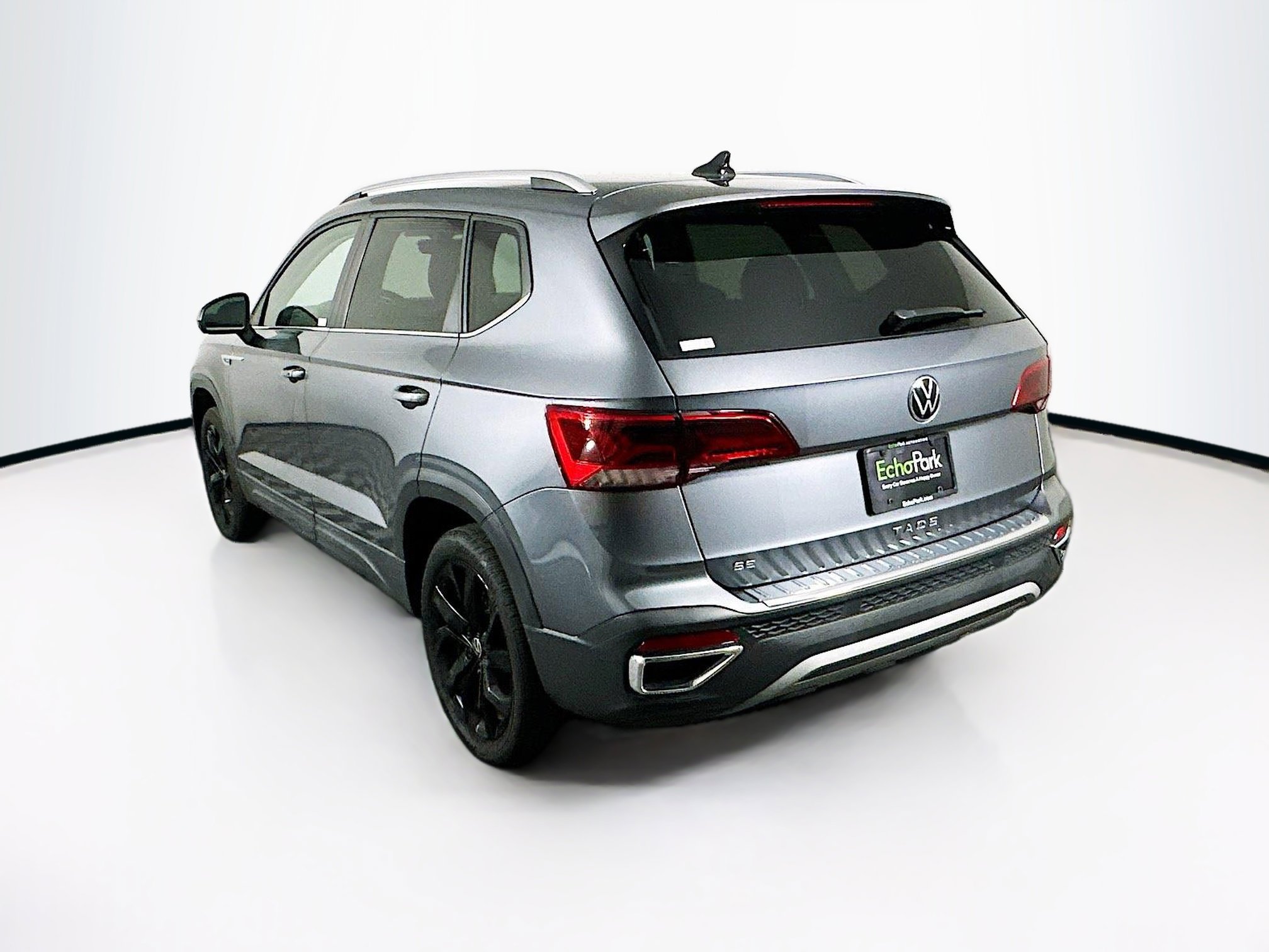 Used 2024 Volkswagen Taos SE w/ Black Wheel Package image 5