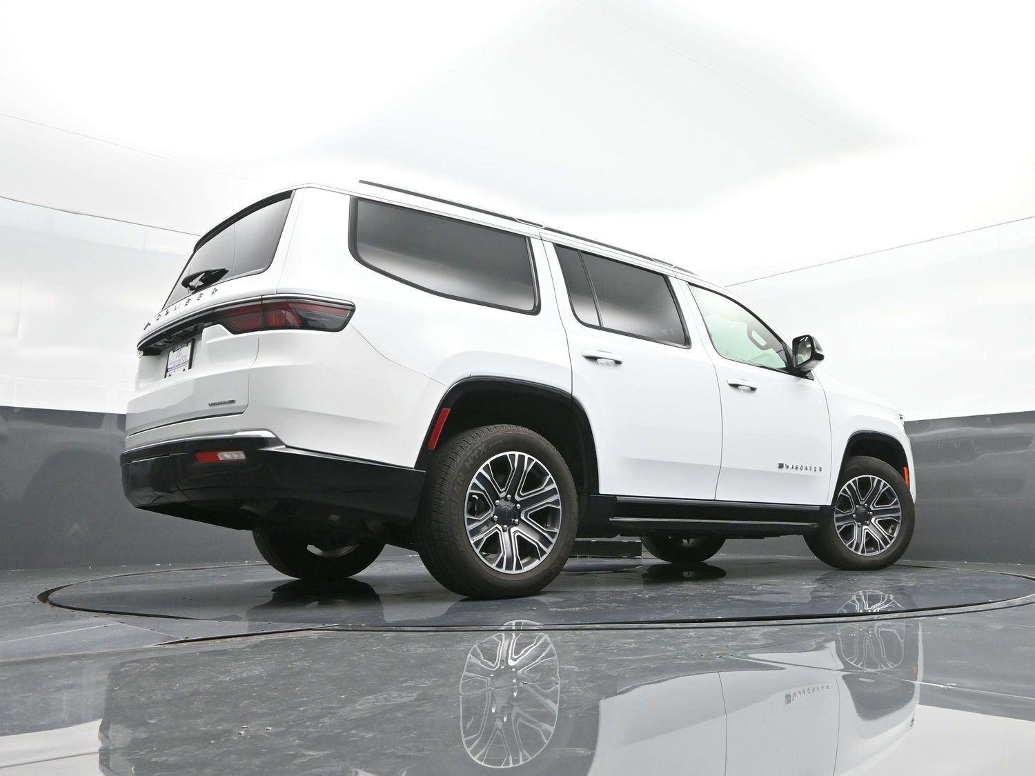 Used 2024 Jeep Wagoneer Series II image 37