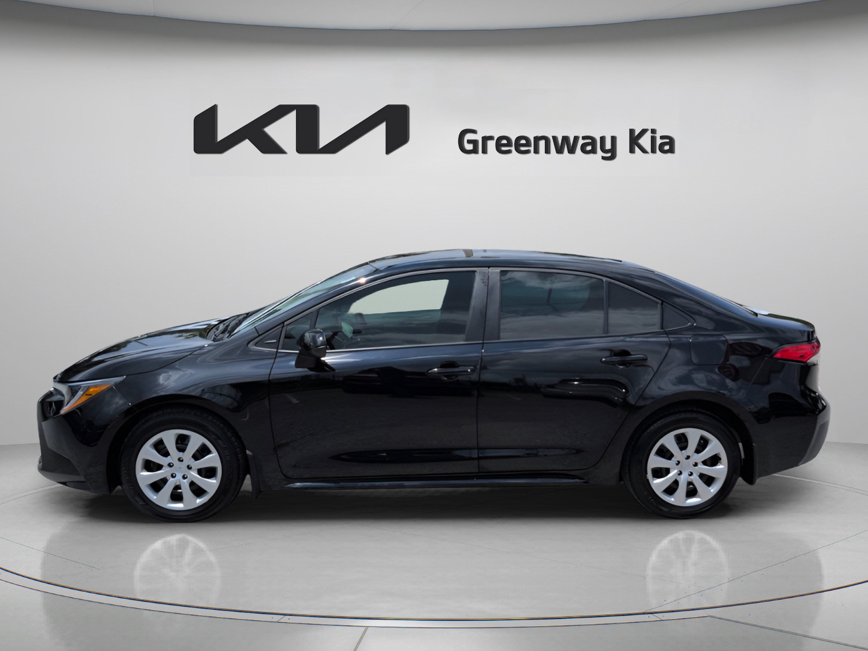 Used 2025 Toyota Corolla LE FWD image 8