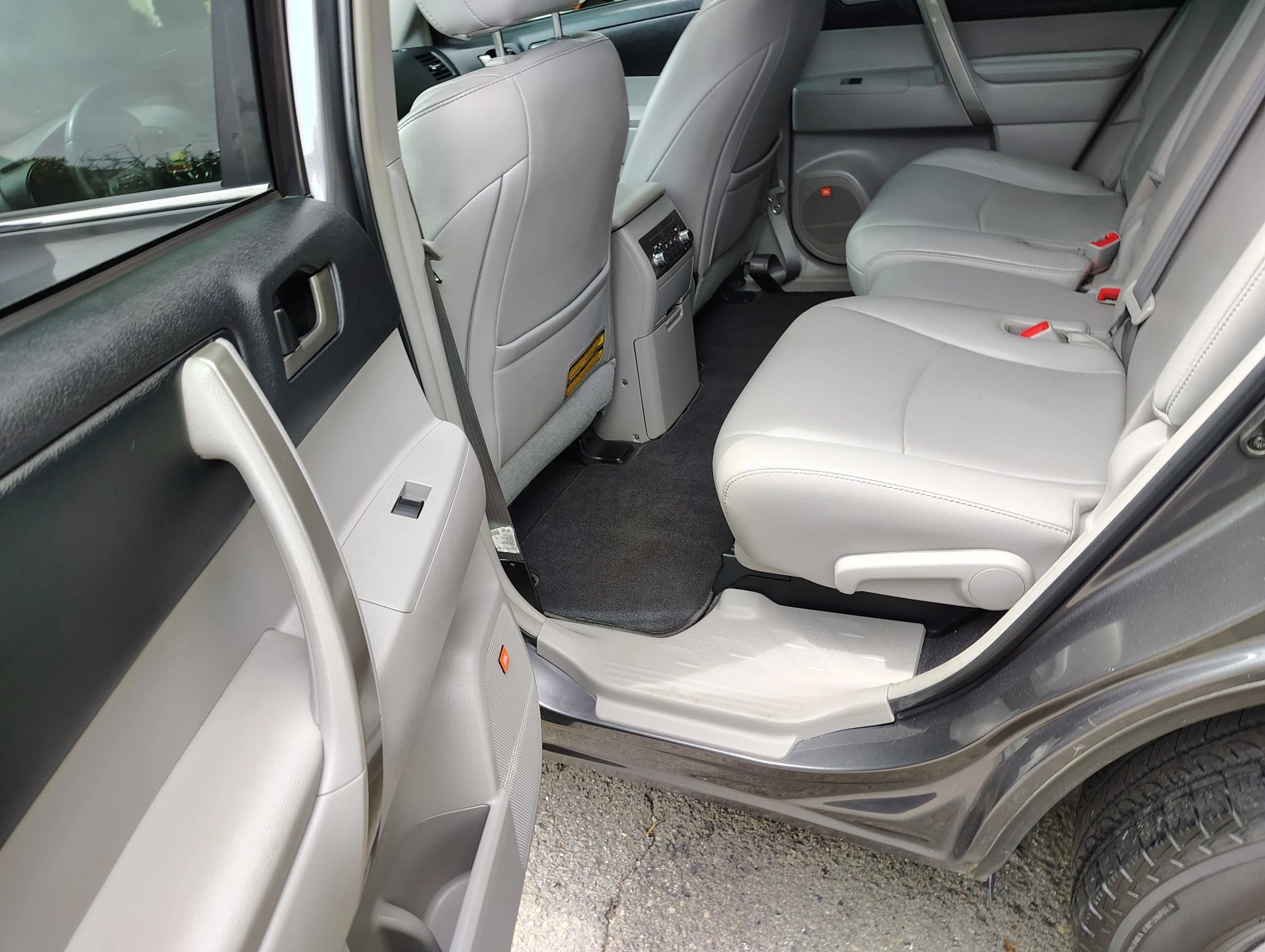 Used 2011 Toyota Highlander SE w/ Tow Pkg AWD/4WD image 14