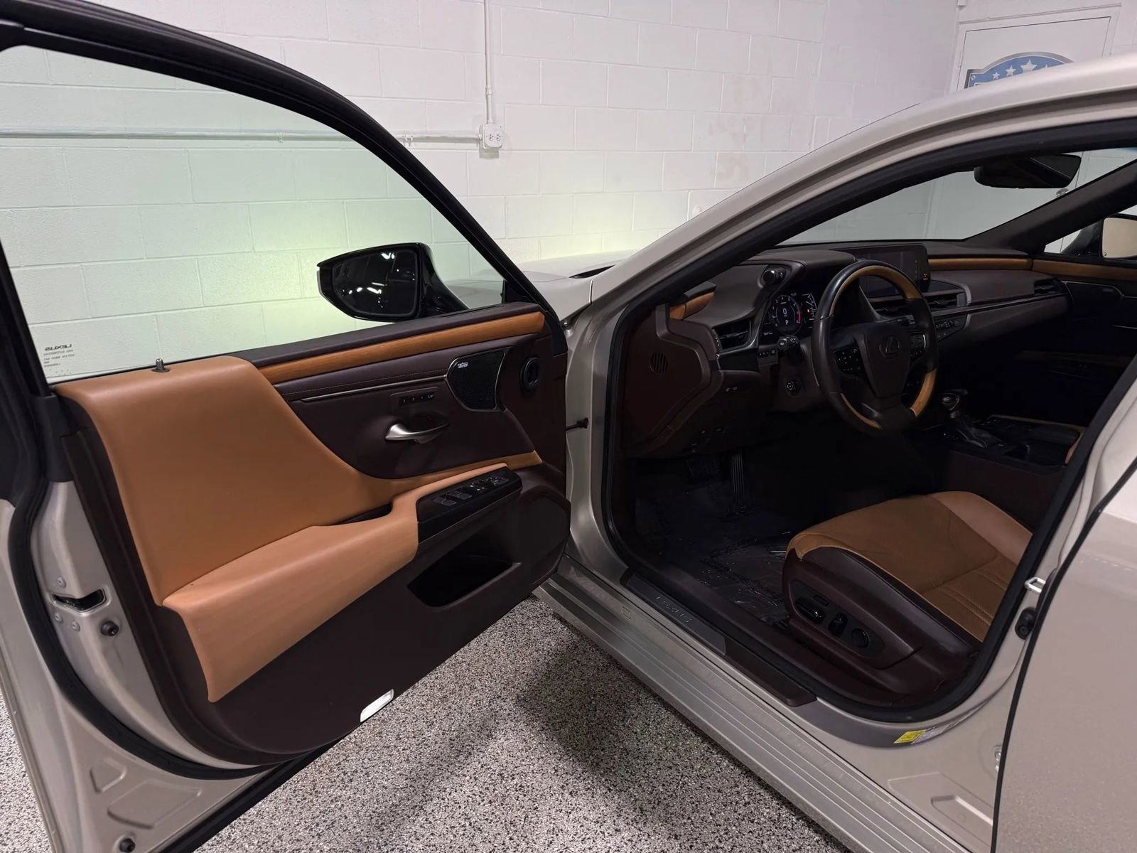 Used 2019 Lexus ES 350 Ultra Luxury w/ Accessory Package image 10