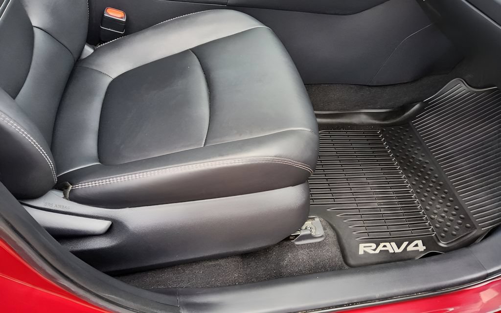 Used 2019 Toyota RAV4 XLE Premium w/ Cold Weather Package AWD/4WD image 39