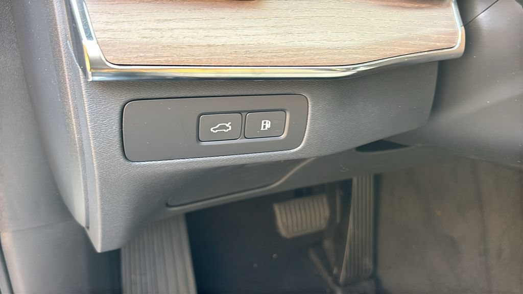 New 2026 Volvo XC90 T8 Plus w/ Protection Package AWD/4WD image 13