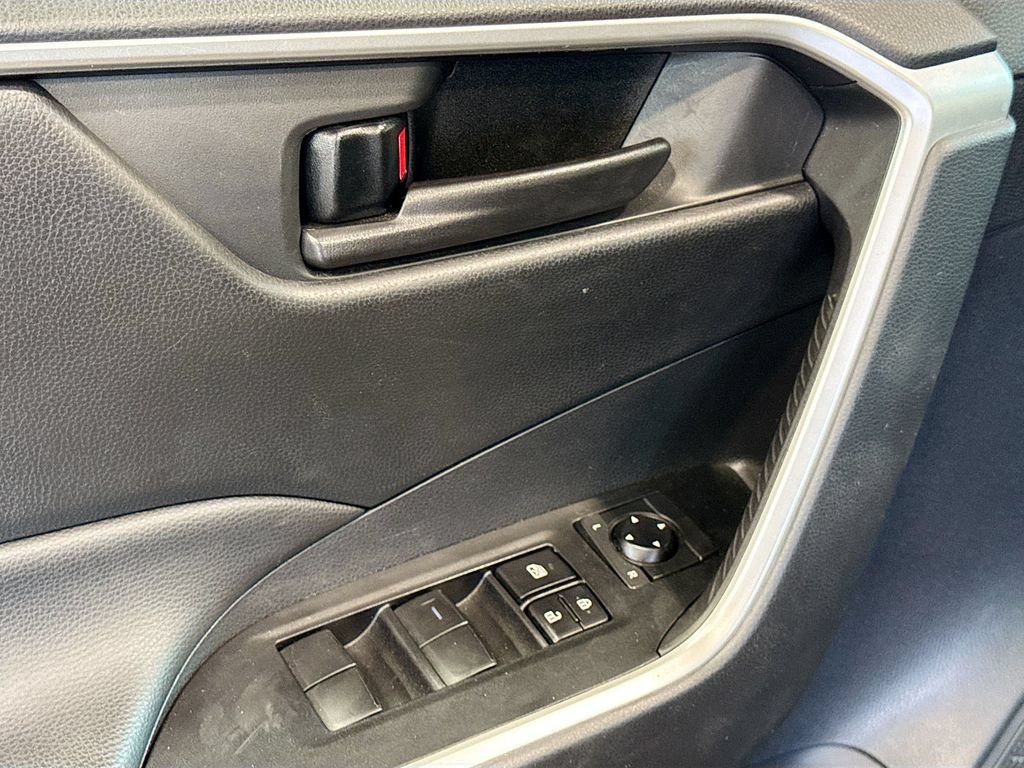 Used 2025 Toyota RAV4 LE AWD/4WD image 19