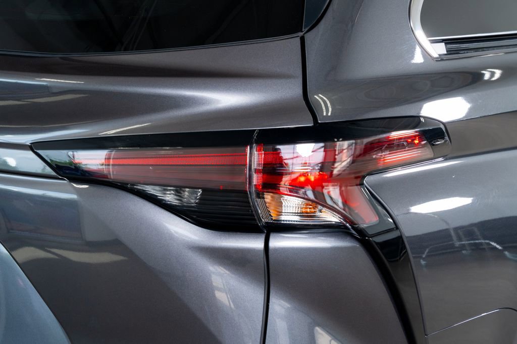 Used 2025 Toyota Sienna XLE image 10