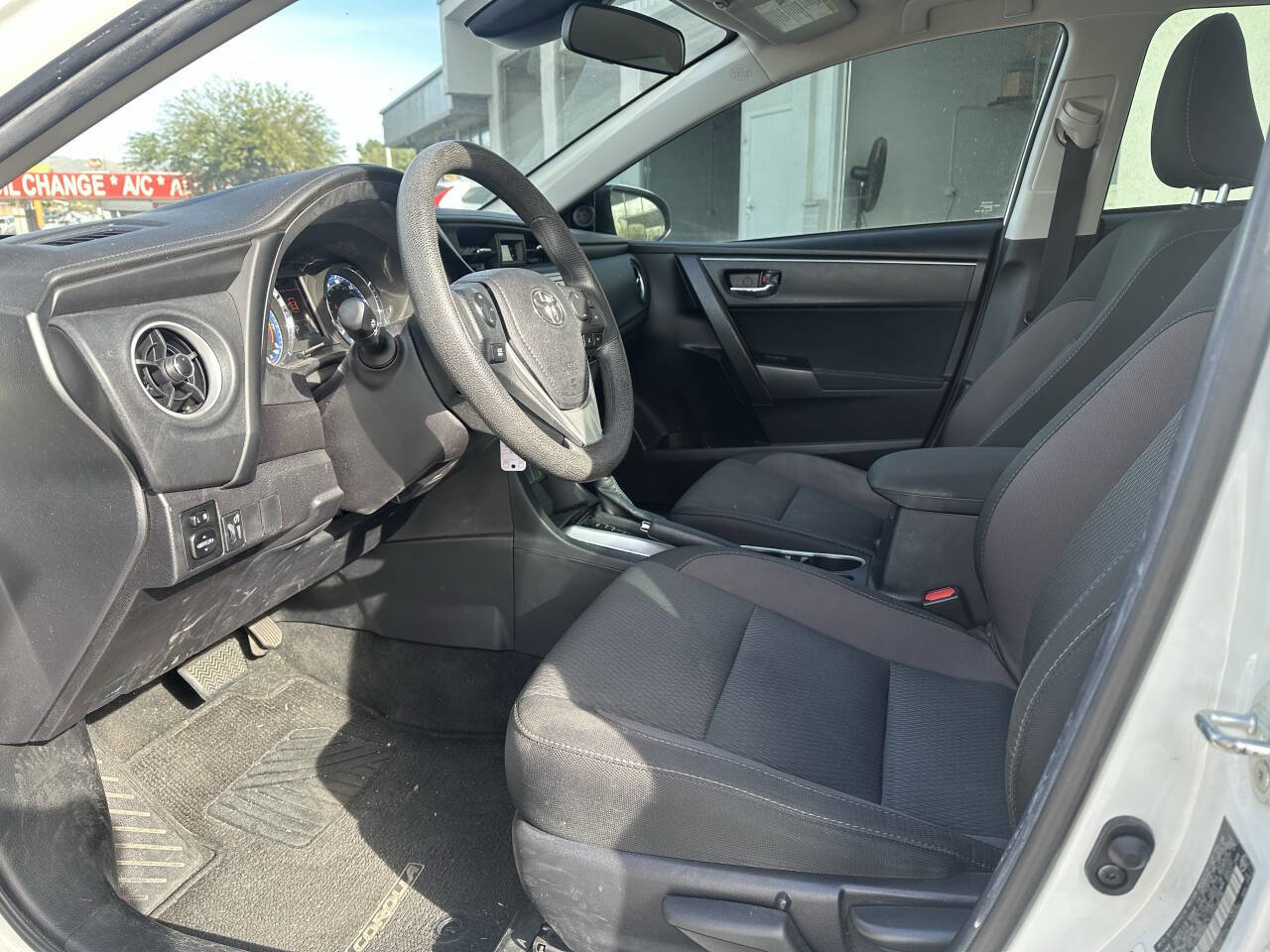 Used 2018 Toyota Corolla LE image 6