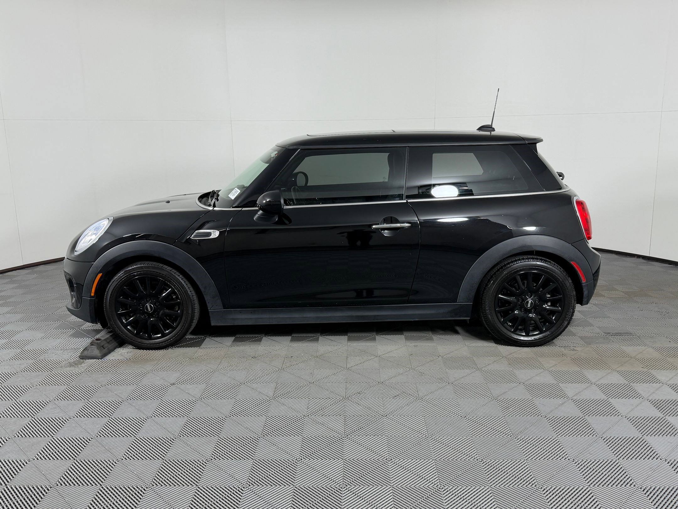 Used 2015 MINI Cooper 2-Door Hardtop image 2