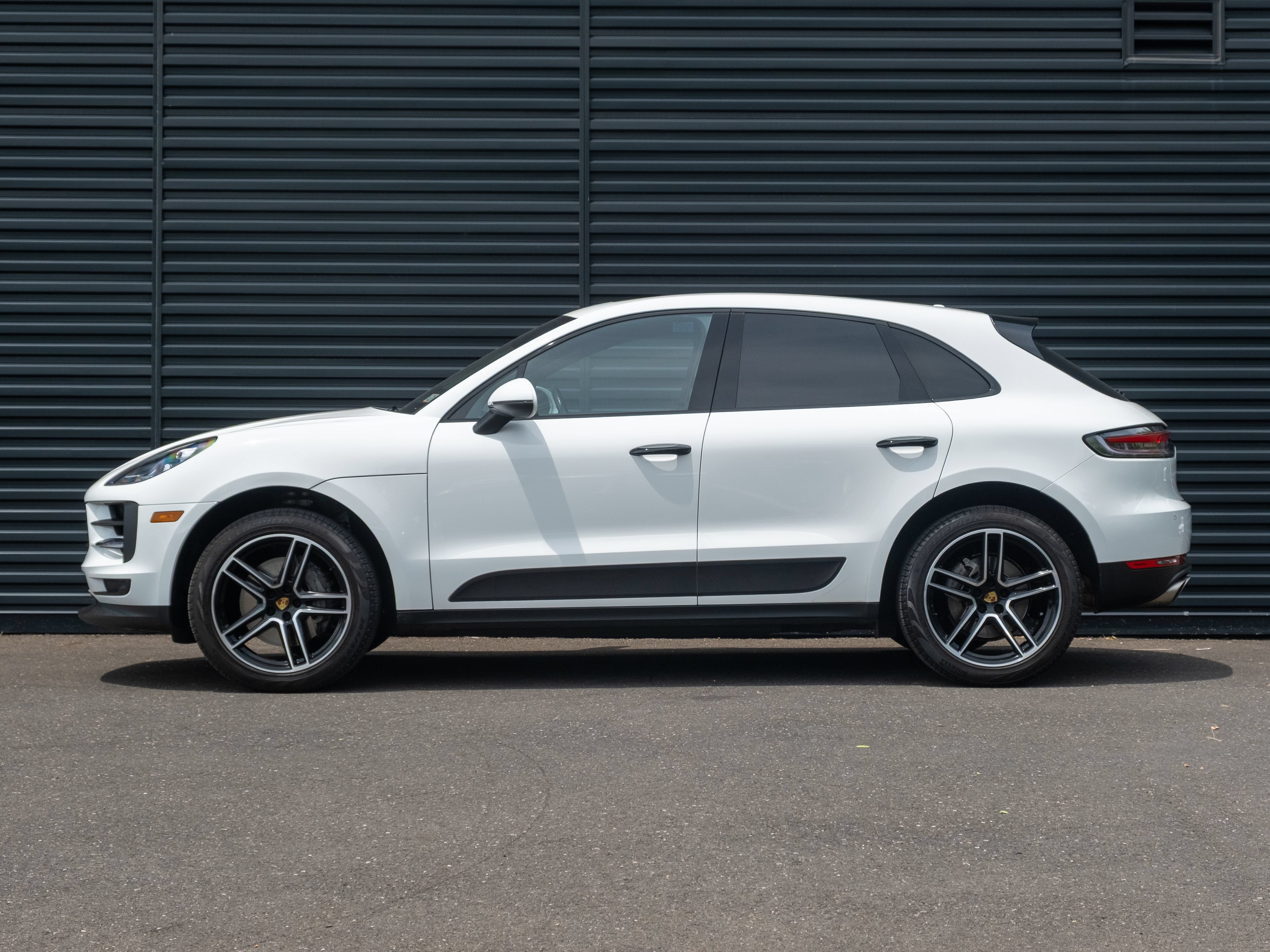 Certified 2021 Porsche Macan S AWD/4WD image 2