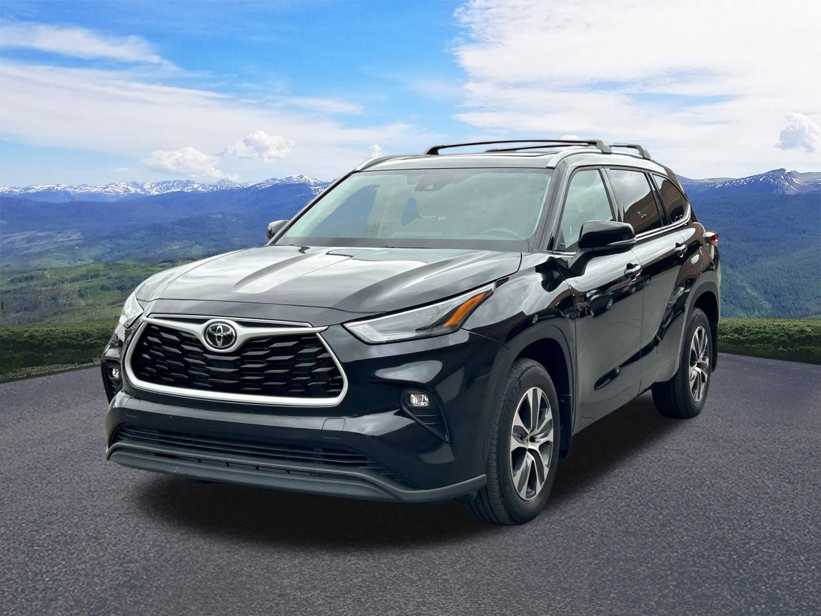 Used 2022 Toyota Highlander XLE AWD/4WD image 1