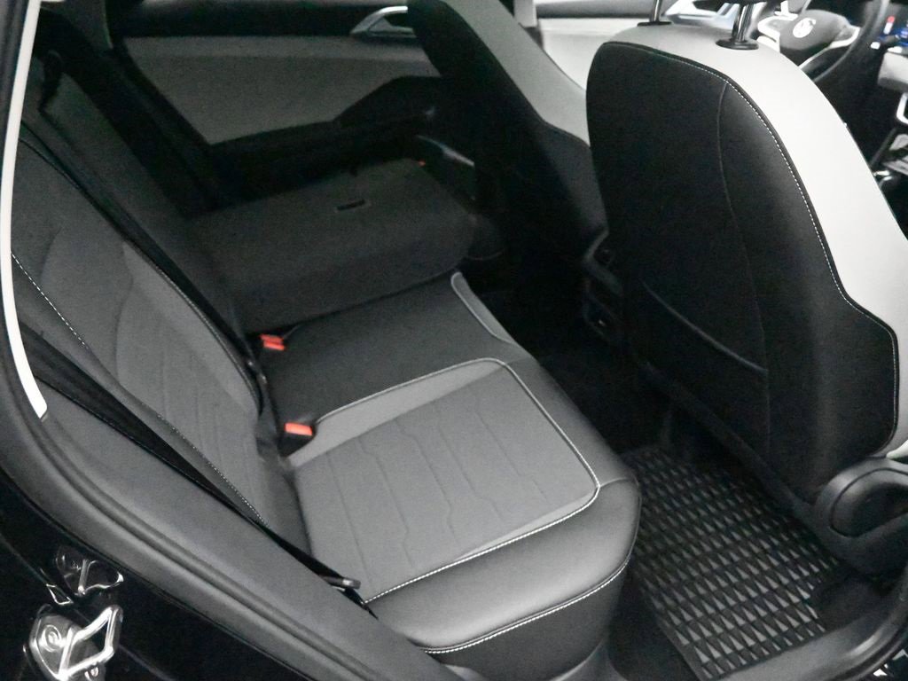 New 2025 Volkswagen Taos SE image 28