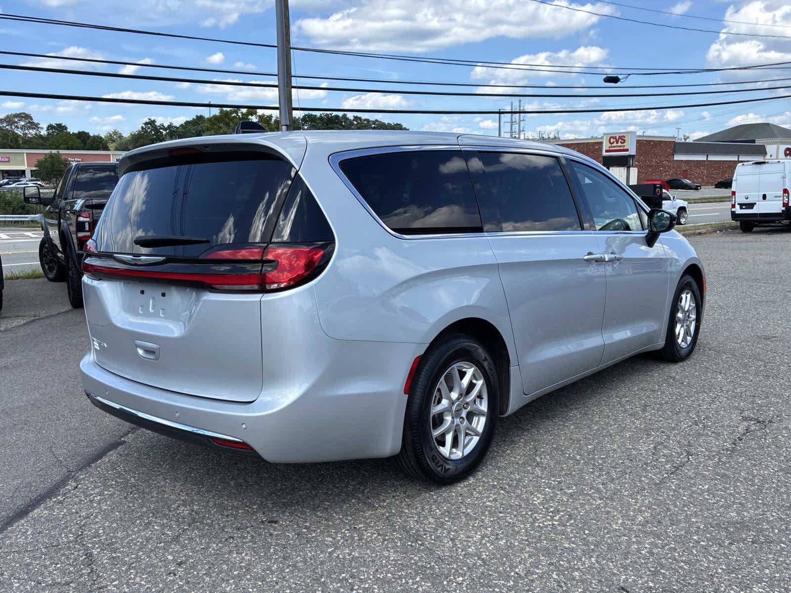 Certified 2024 Chrysler Pacifica Touring-L FWD image 7