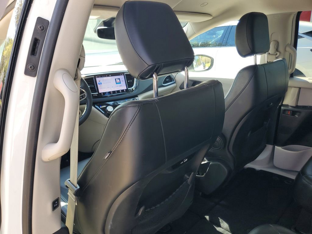 Used 2023 Chrysler Pacifica Touring-L FWD image 12