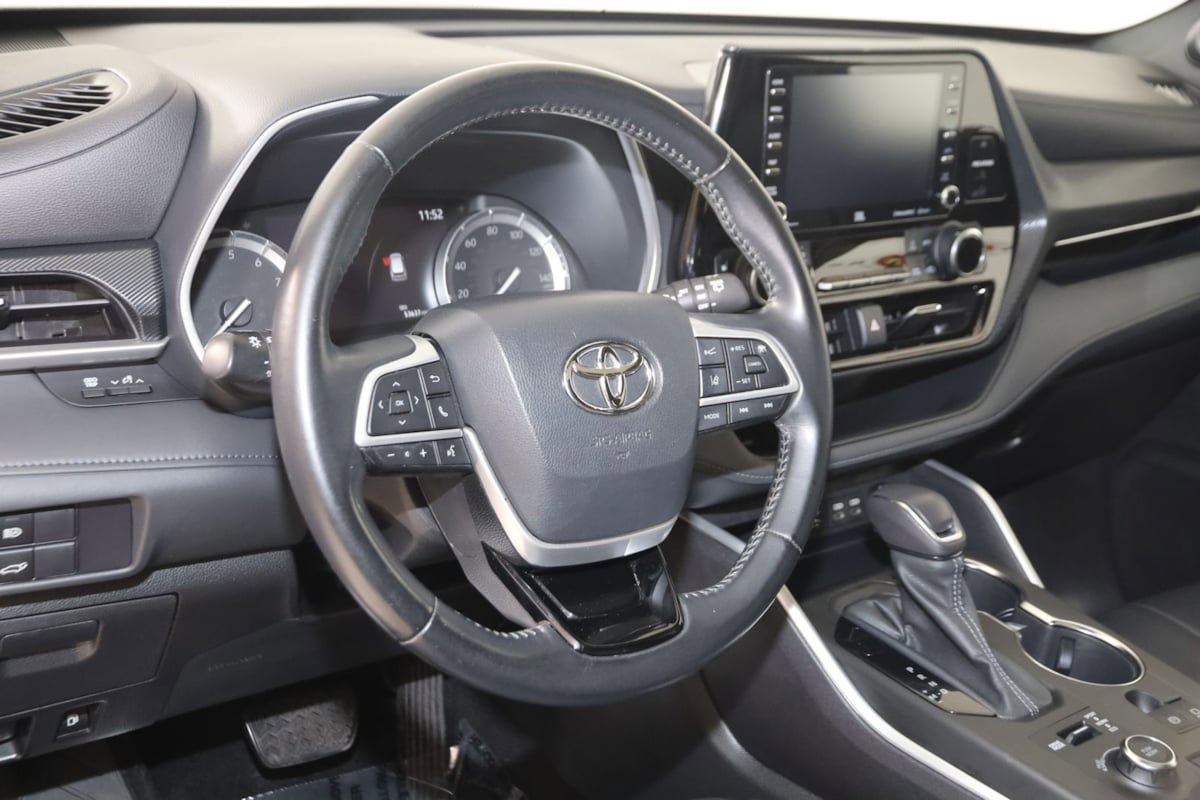 Used 2022 Toyota Highlander XSE w/ Protection Package #3 (TMS) AWD/4WD image 6
