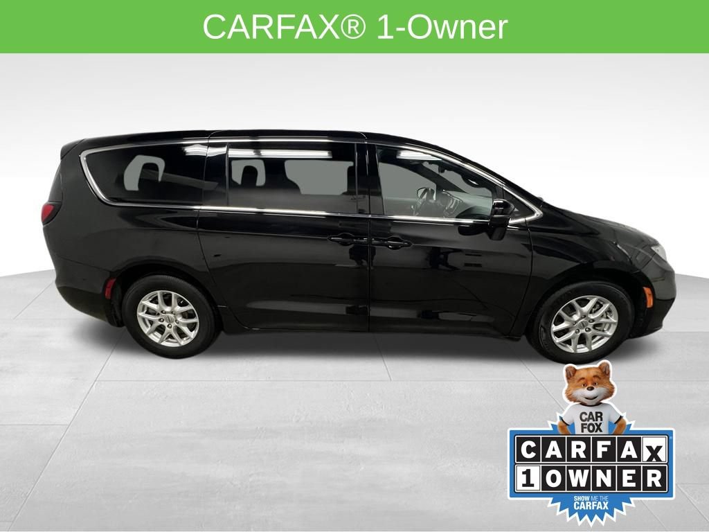 Used 2025 Chrysler Pacifica Select FWD image 2