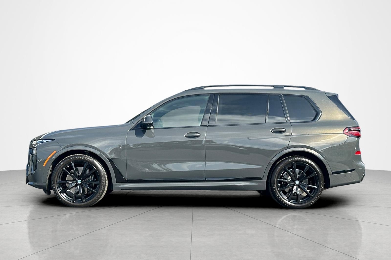 Used 2024 BMW X7 xDrive40i w/ M Sport Package AWD/4WD image 2
