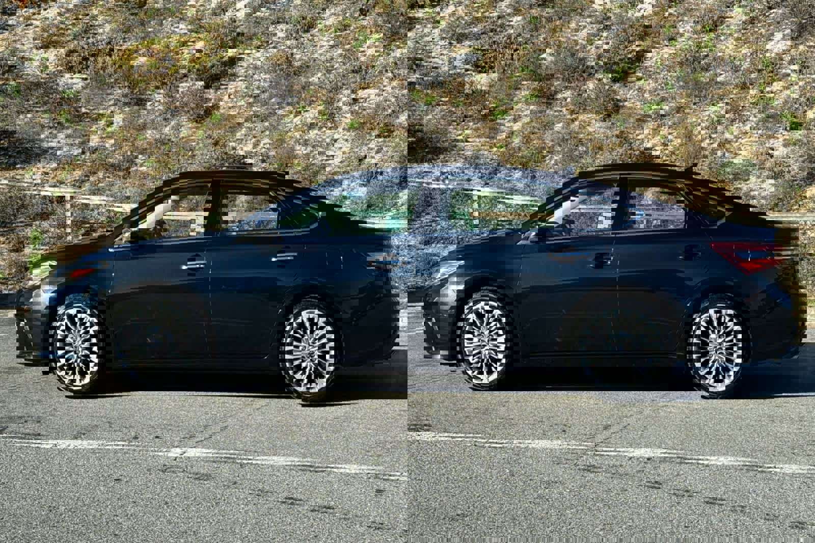 Used 2017 Toyota Avalon Limited image 9