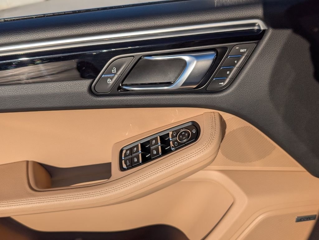 Certified 2022 Porsche Macan image 20