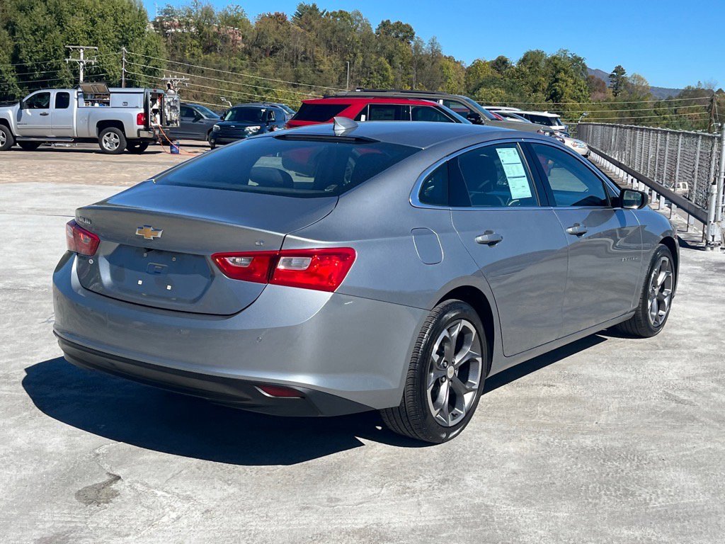 Used 2024 Chevrolet Malibu LT image 3