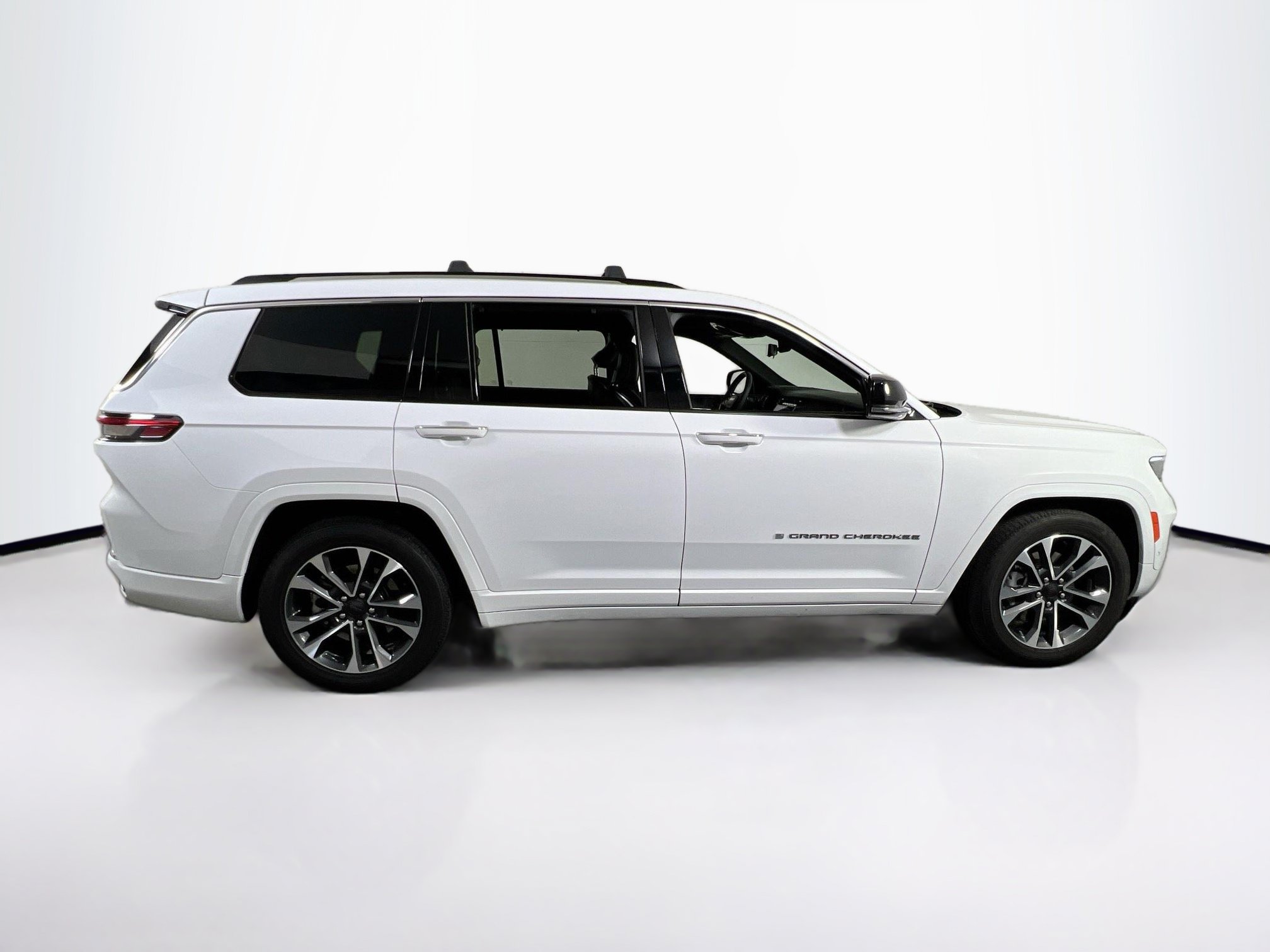 Used 2023 Jeep Grand Cherokee L Overland w/ Luxury Tech Group IV AWD/4WD image 4