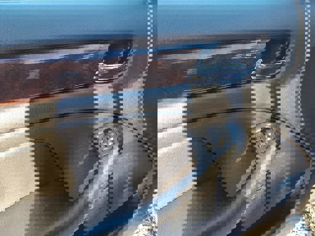 Used 2005 BMW 325i Sedan image 16