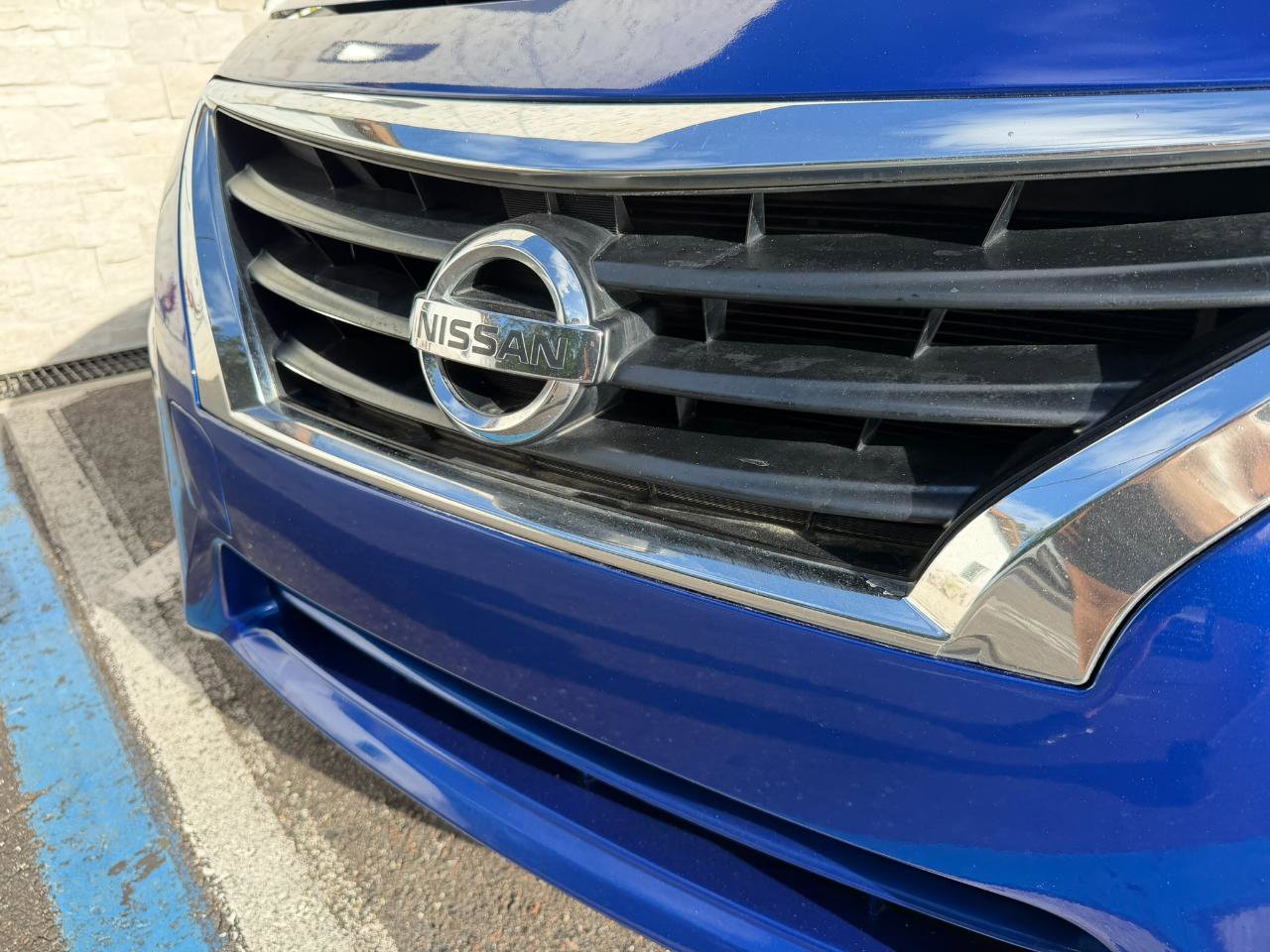 Used 2015 Nissan Versa SV FWD image 5