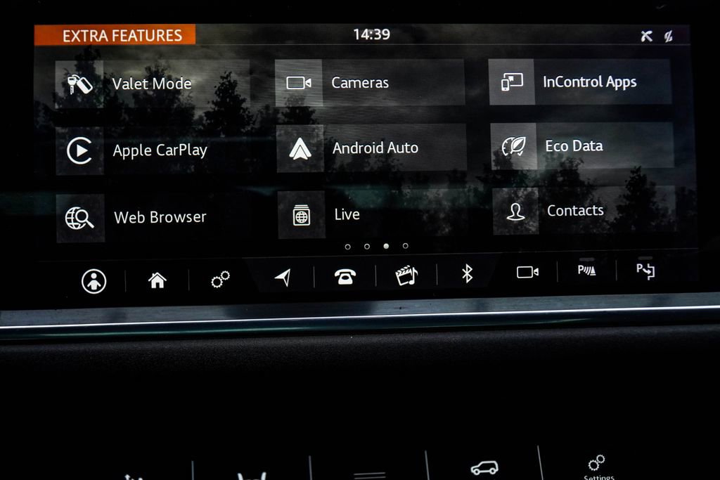 Used 2020 Land Rover Range Rover Evoque SE image 30