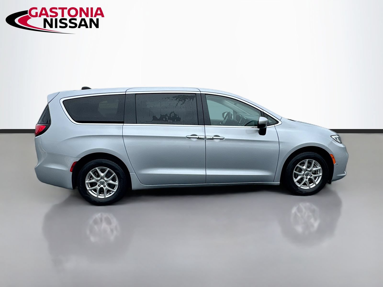 Used 2023 Chrysler Pacifica Touring-L FWD image 10