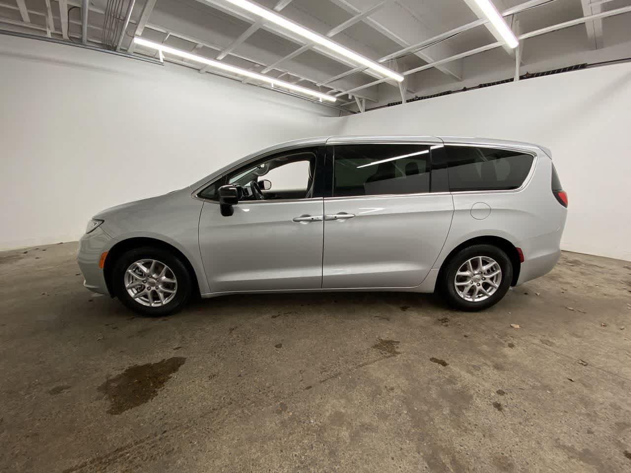 Used 2024 Chrysler Pacifica Touring-L FWD image 3