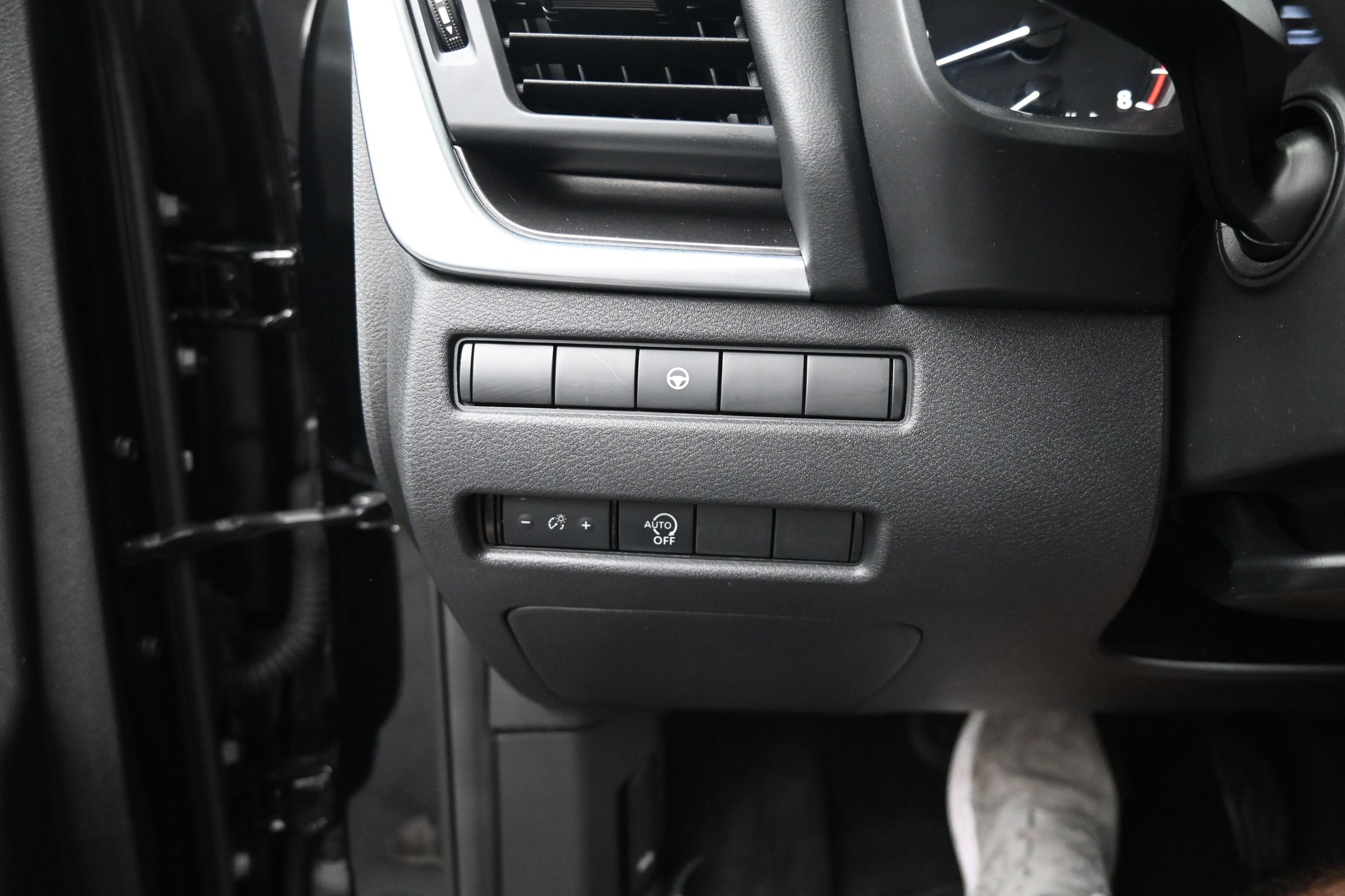 Used 2023 Nissan Rogue SV FWD image 12