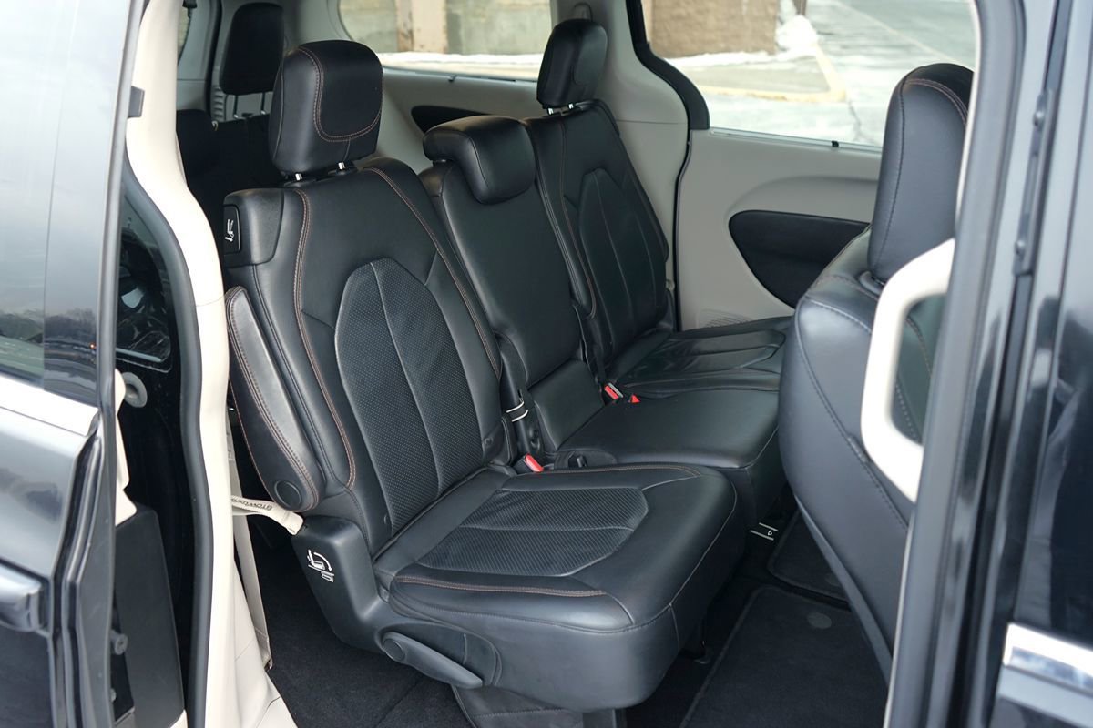 Used 2018 Chrysler Pacifica Touring-L FWD image 26