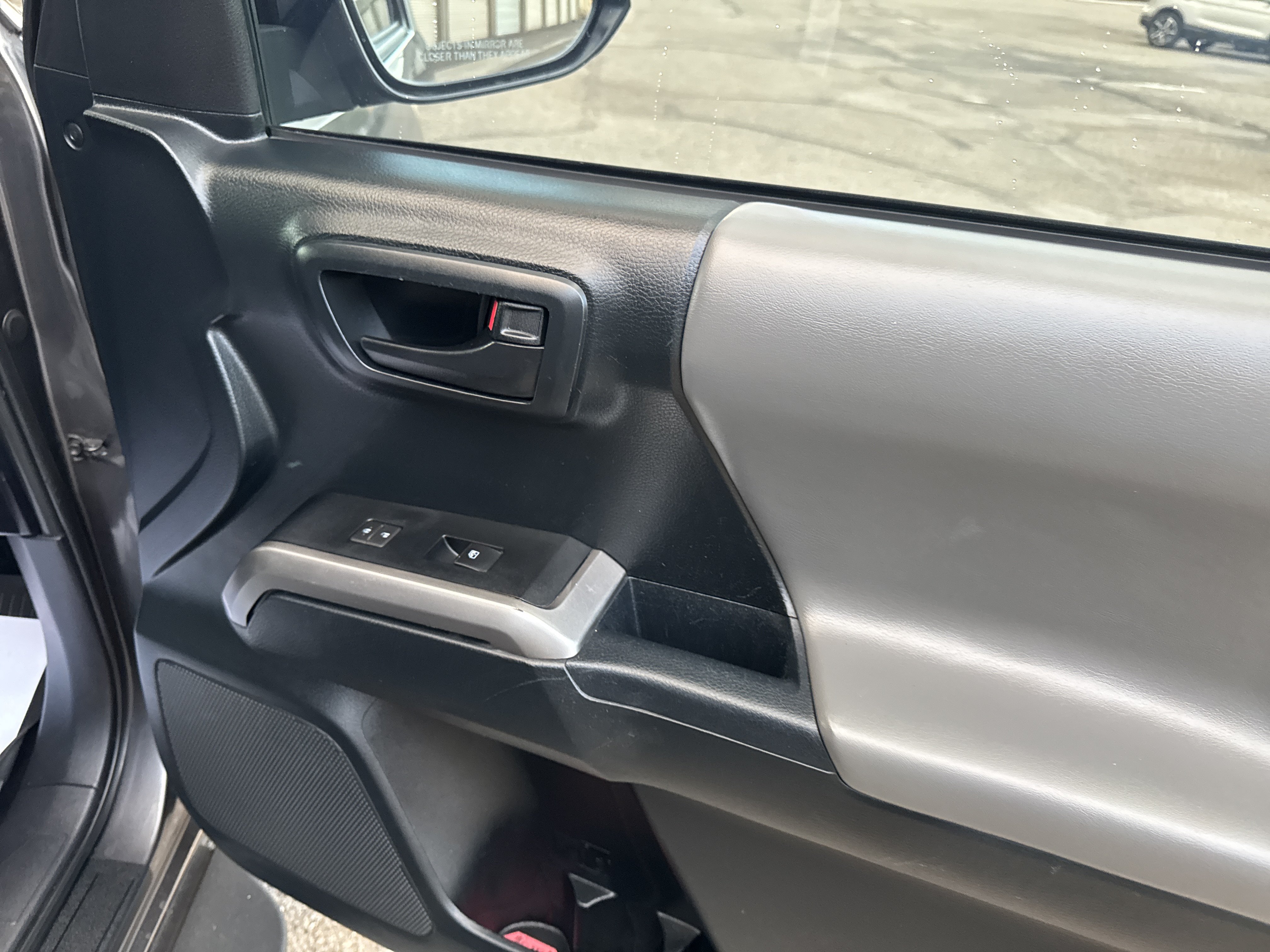 Used 2016 Toyota Tacoma SR5 w/ SR5 Appearance Package (SN) RWD image 19