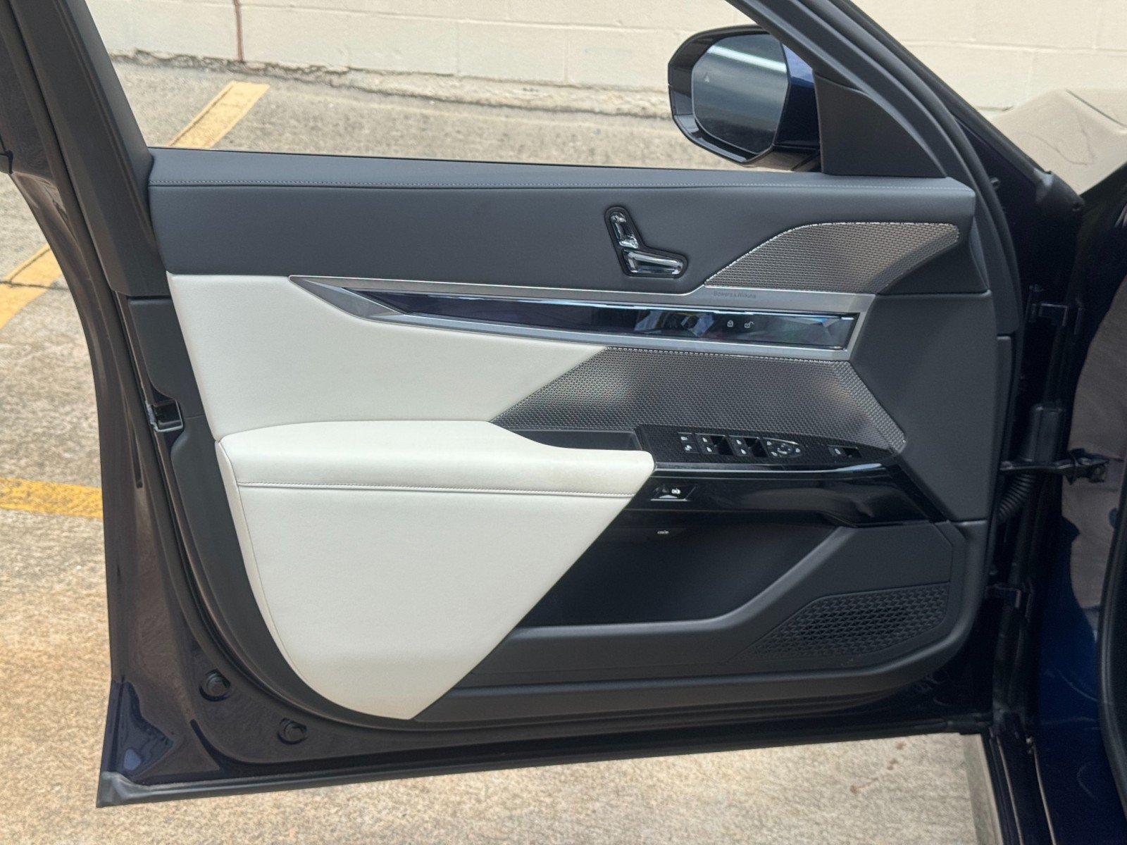 Used 2023 BMW i7 xDrive60 AWD/4WD image 58