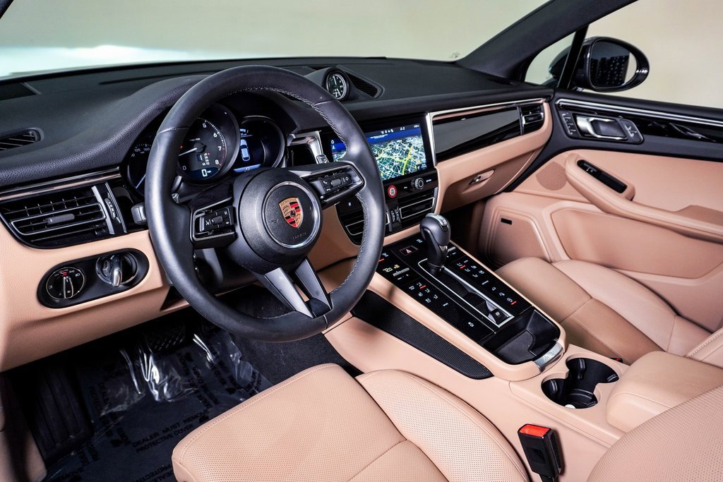 Certified 2025 Porsche Macan image 4