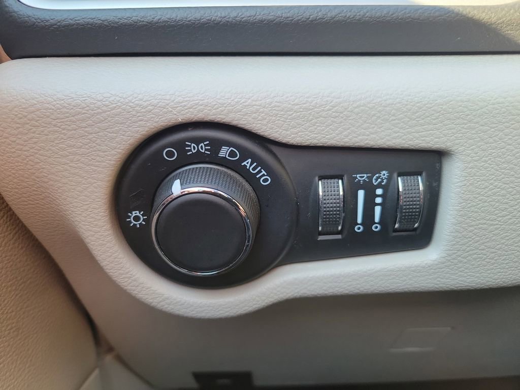 Used 2023 Chrysler Voyager LX image 34