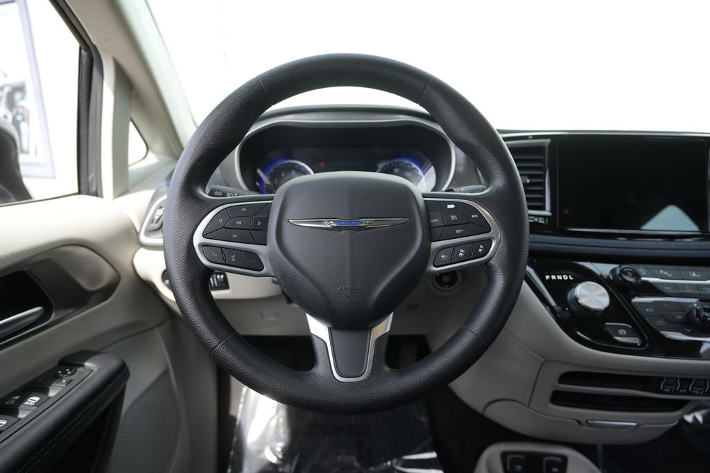 Used 2021 Chrysler Pacifica Touring image 34