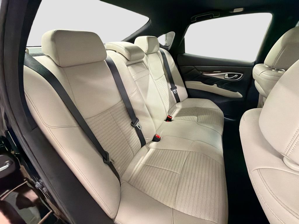 Used 2017 INFINITI Q70 5.6 w/ Sport Package RWD image 28