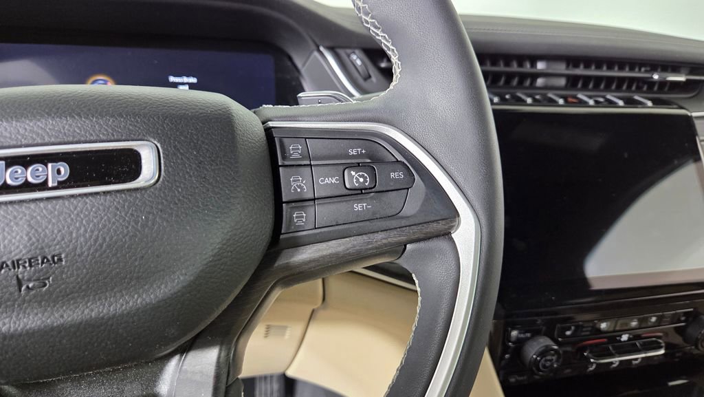 Used 2023 Jeep Grand Cherokee Limited w/ Luxury Tech Group II image 18