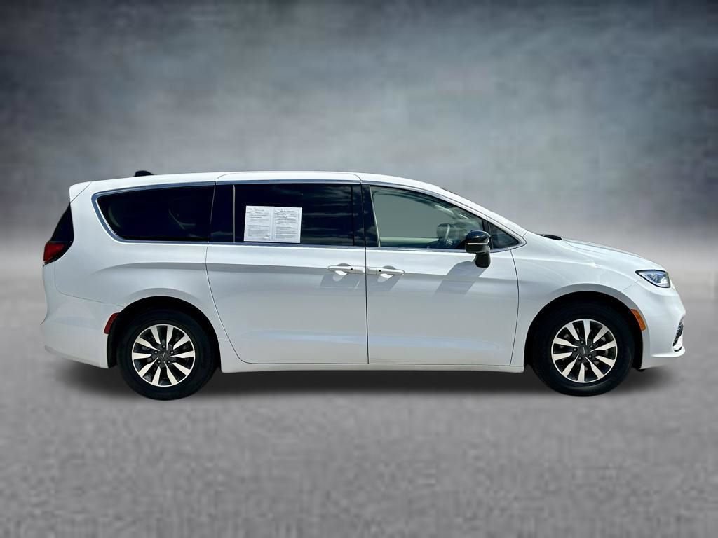 Used 2024 Chrysler Pacifica Limited FWD image 4