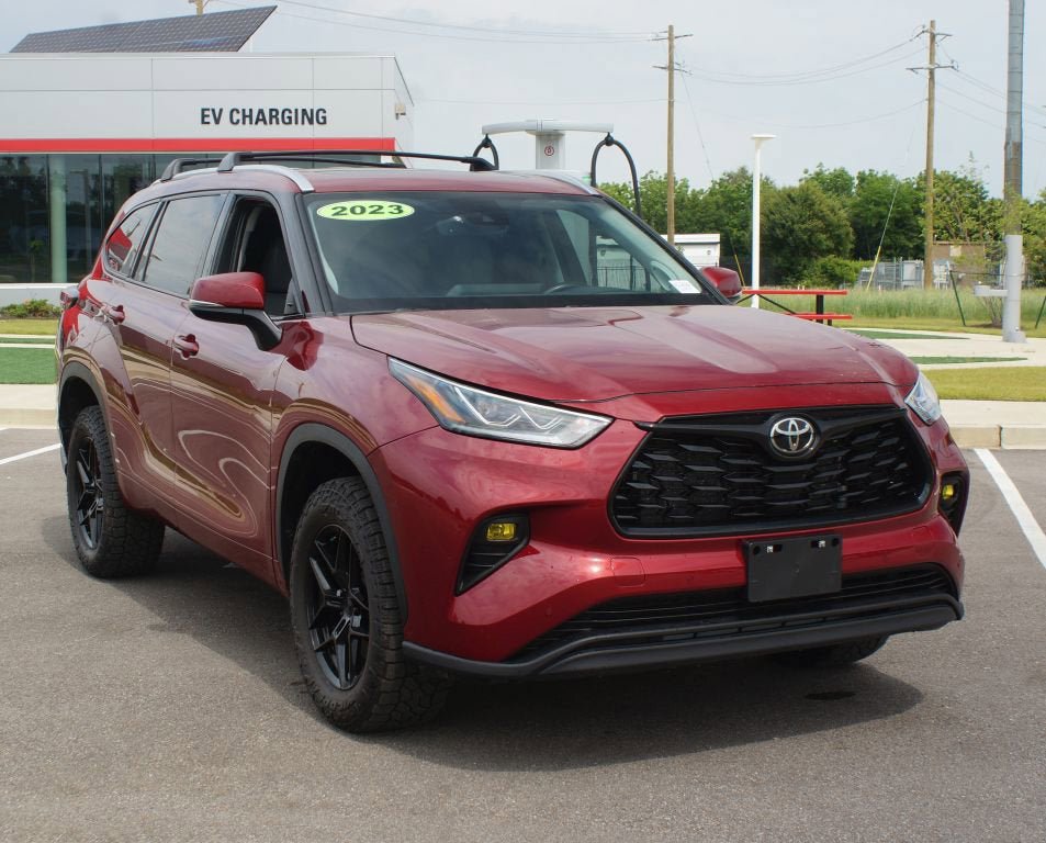 Used 2023 Toyota Highlander Limited FWD image 2