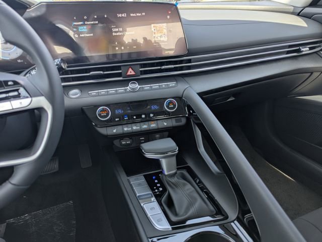 Certified 2025 Hyundai Elantra SEL image 19
